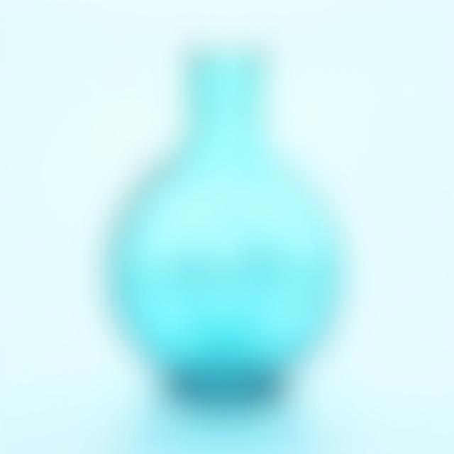 En elegant, munnblåst glassvase i myke blåtoner, med subtile bølger i glasset som fanger lyset vakkert.